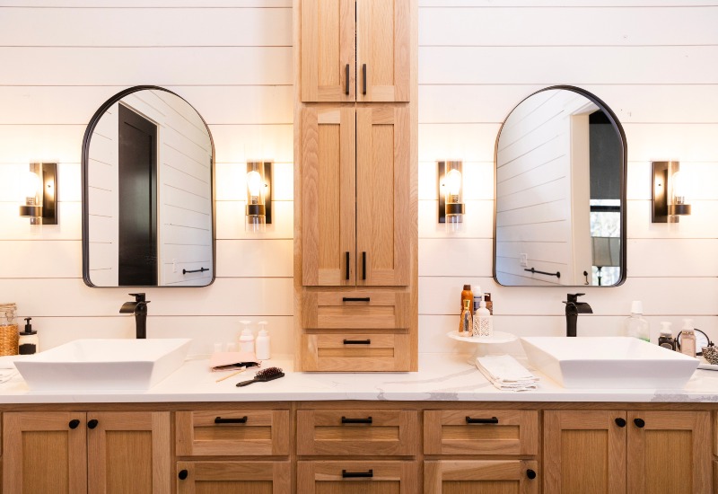 A spacious bathroom featuring sinks and mirrors on a stylish countertop in the Greater Orlando Area.